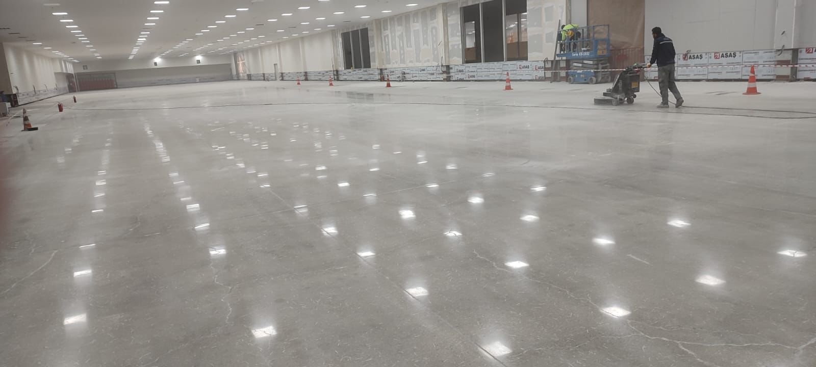 Epoksi boya uygulanmış modern ticari alan zemini - Kiray İnşaat kaliteli işçilik